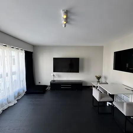 Eiffel Tower 2 Bedrooms 2 Double Beds 2 Sofa Beds Parking Apartamento *